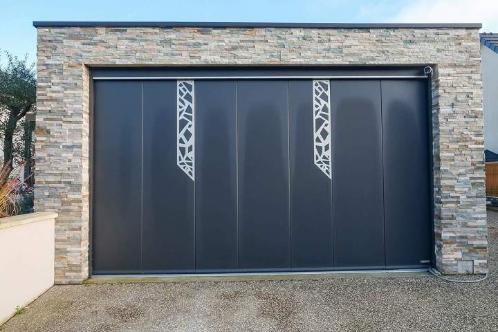  Une porte de garage Aludoor pour sécuriser votre véhicule.